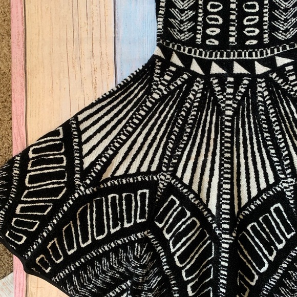 Stylish Black and White Patterned mini Dress - Picture 4 of 9